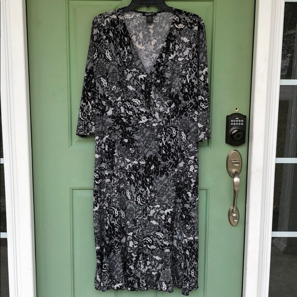 Cute dress with v neck and belt